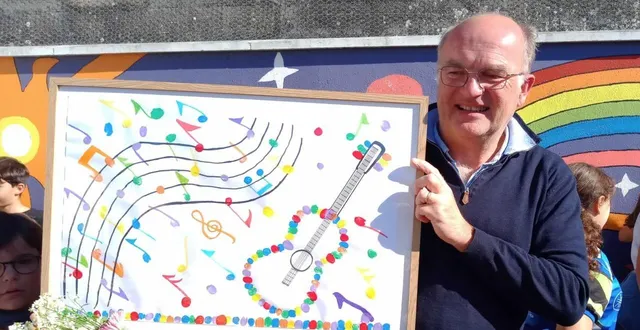 photo  les enfants ont confectionné un tableau en l’honneur du guitariste.  &copy;  co 