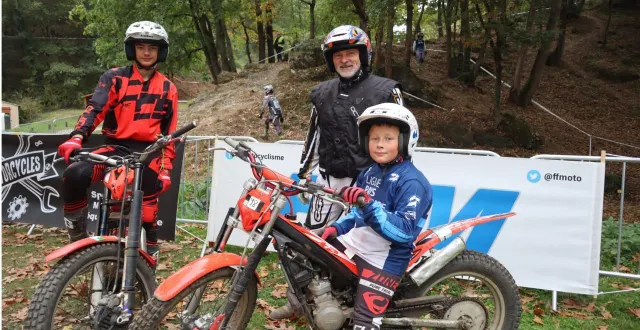 photo  marin, 10 ans, et son frère robin, deux jeunes pilotes passionnés sous le regard bienveillant de denis, ancien membre du club de chalonnes et actuellement au club de pléchâtel (ille-et-vilaine).  &copy;  co. 