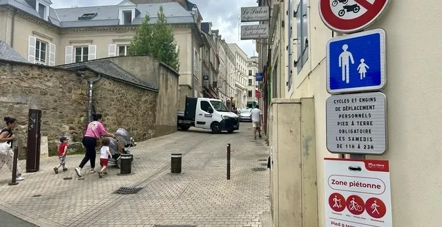 photo  nouvel arrêté, nouveaux panneaux : difficile de ne pas savoir qu’il est désormais interdit de circuler à vélo ou à trottinette le samedi dans les rues piétonnes du mans.  &copy;  le maine libre 