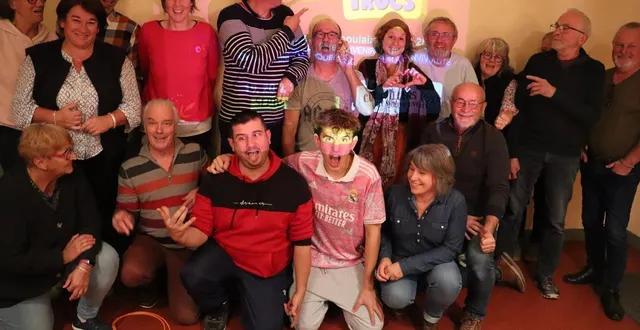 photo  réunis le 17 octobre 2025, les principaux bénévoles chargés de l’organisation du posti’trucs à courtillers ont officialisé une deuxième édition de ce festival unique en pays sabolien.  &copy;  ouest-france 