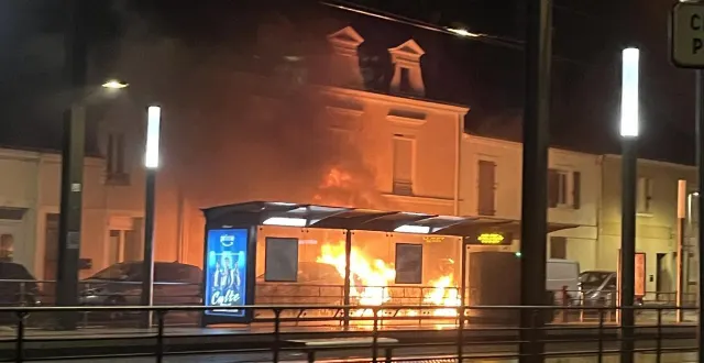 photo  les deux véhicules ont pris en face de l’arrêt de tramway saint-martin, avenue jean-jaurès, au mans (sarthe).  &copy;  ouest-france 