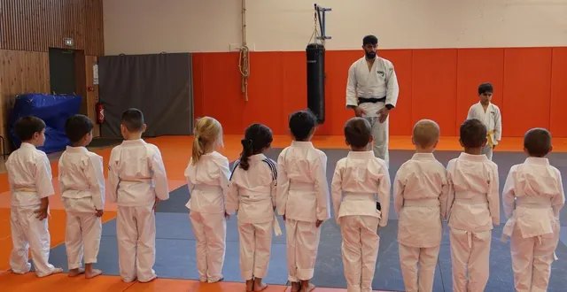 photo  « j’adore les gamins, ils gravitent autour de moi, j’aime les voir évoluer », se satisfait amaury vrignaud, ceinture noire 2e dan et entraîneur au semjj.  &copy;  ouest-france 