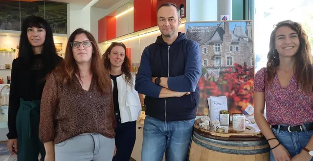 photo  aurélien debomy (au centre) et son équipe, avec de gauche à droite : caroline stéphan-martin, bénédicte di donato ouerdani, marie bernaudeau et marion lever.  &copy;  co 