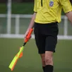 photo l’arbitre de touche a commencé à se sentir mal après un quart d’heure de jeu.