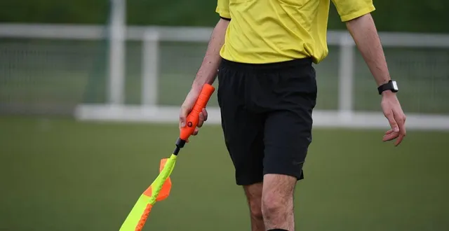 photo  l’arbitre de touche a commencé à se sentir mal après un quart d’heure de jeu.  &copy;  photo archives co - josselin clair 