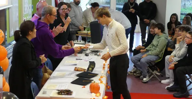 photo  une belle cérémonie pour féliciter les anciens collégiens.  &copy;  le maine libre 