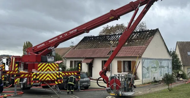 photo  une maison a été détruite par le feu près du mans ce lundi 20 octobre 2025.  &copy;  le maine libre 