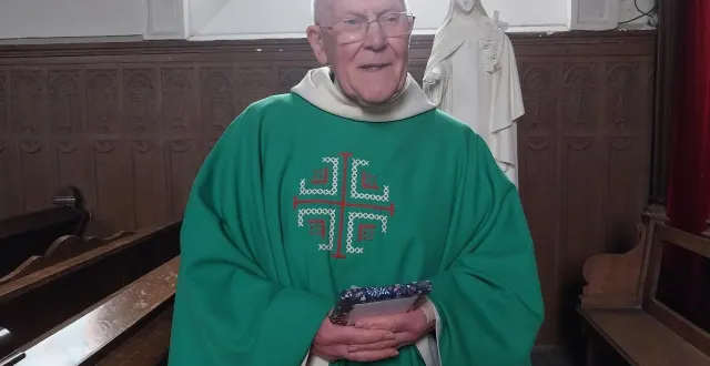 photo  l’abbé raymond lemaître devant la statue de sainte thérèse dans l’église de carrouges.  &copy;  ouest-france 