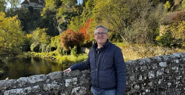 photo  richard marquet, maire de saint-céneri-le-gérei, est très fier de son village, qui compte parmi les plus beaux de france.  &copy;  ouest-france 