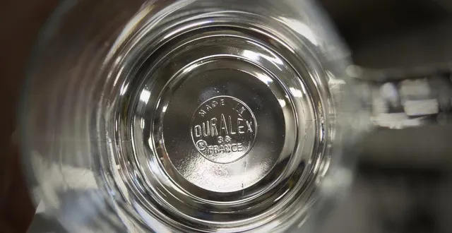 photo  un ouvrier contrôle un verre à la fin d’une ligne de production dans l’usine du fabricant français de verrerie duralex à la chapelle-saint-mesmin près d’orléans (loiret), dans le centre de la france, le 31 juillet 2024.  &copy;  guillaume souvant / afp 