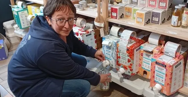 photo  sandrine remplit sa bouteille de liquide vaisselle en vrac.  &copy;  ouest-france 