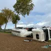 photo  un camion s’est renversé dans l’orne ce lundi 20 octobre 2025 à la chapelle-près-sées. 