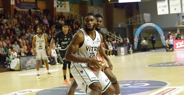 photo  l’aurore vitré et l’union rennes (ici le vitréen fidelis okereke et le rennais channick nkoma au duel) devraient rejouer le derby mardi 28 octobre.  &copy;  ouest-france 