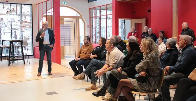 photo  le maire, jacques prigent, commentant son diaporama, a fait visiter le tiers lieu à une quarantaine de personnes, vendredi 17 octobre 2025.  &copy;  ouest-france 