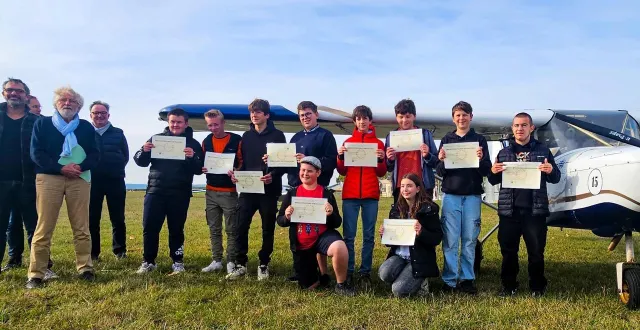 photo  dix des onze diplômés du collège de trun (orne), présents samedi 18 octobre 2025 à l’aérodrome d’argentan. à gauche, leur moniteur alain gaumont et sur sa droite richard guillaume, leur professeur.  &copy;  ouest-france 