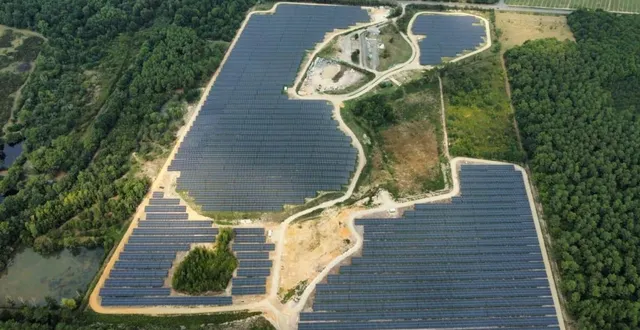 photo  située sur 18 hectares, en grande partie sur le site de l’ancienne déchetterie, la centrale solaire de thorée-les-pins, près de la flèche (sarthe), s’apprête à entrer en service.  &copy;  luxel 