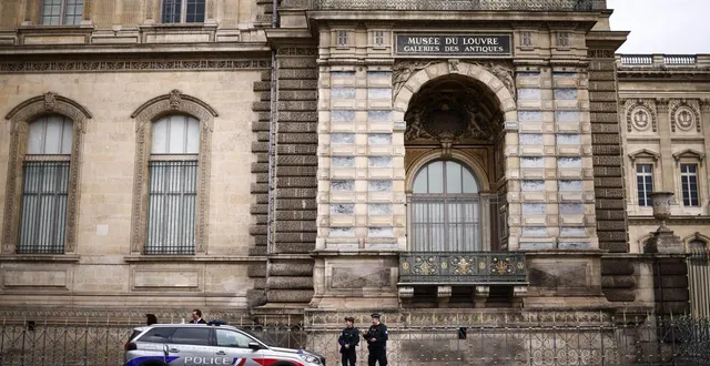 photo  des policiers au pied de la fenêtre par laquelle les voleurs sont entrés dans le musée.  &copy;  epa/maxppp 