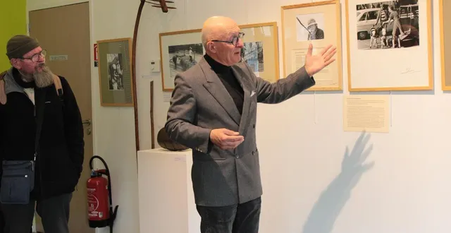photo  le photographe christian malon a commenté ses photos aux visiteurs venus au vernissage, samedi 18 octobre 2025, à la médiathèque stéphane-hessel de trun (orne).  &copy;  ouest-france 