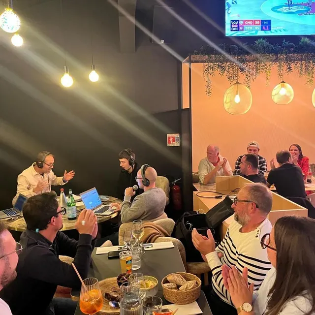 photo nathan de sousa, au milieu des supporters, au cinq.  ©  ouest-france