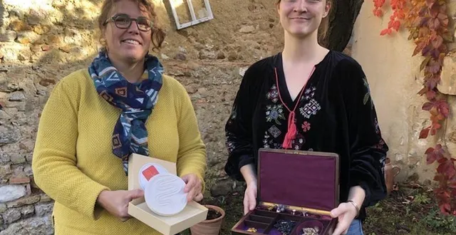 photo  élise foucault (à gauche) est sculpteure à brains-sur-gée, à l’ouest du mans, et charlotte vial olejnik est gainière à la flèche. toutes les deux exposeront leurs œuvres lors du salon international du patrimoine culturel au carrousel du louvre, à paris, du 23 au 26 octobre 2025.  &copy;  ouest-france 