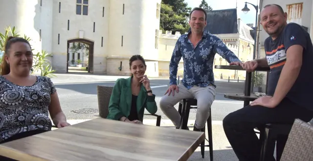 photo  romain braud (au centre) entouré de toute l’équipe du relais du château à challain-la-potherie dont le cuisinier aurélien cosson (à droite).  &copy;  co - joël audouin 