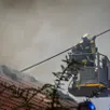 photo  aigné, lundi 20 octobre 2025. les pompiers ont utilisé un bras élévateur articulé pour atteindre la toiture, dont une bonne partie a été dévorée par les flammes. 