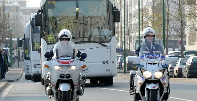 photo  les bus des supporters rouennais vont arriver au stade d’ornano, à caen (calvados), escortés par les forces de l’ordre.  &copy;  archives ouest-france, joël le gall. 