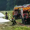 photo  quinze pompiers sont engagés pour éteindre le feu dans le poulailler, totalement embrasé. 
