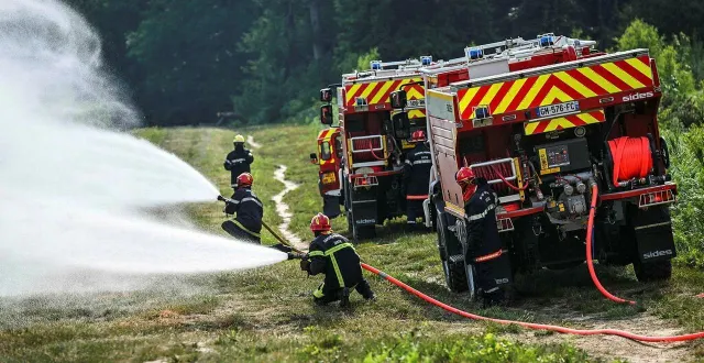 photo  quinze pompiers sont engagés pour éteindre le feu dans le poulailler, totalement embrasé.  &copy;  illustration le maine libre - denis lambert 