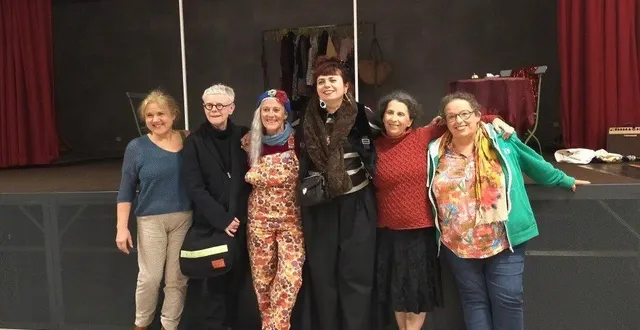 photo  samedi soir 18 octobre, les comédiennes de la cerise sur le tréteau jouaient la pièce « et pendant ce temps simone veille » à la daguenière, devant une salle comble de près de 200 spectateurs. fait rare, l’autrice, trinidad garcia (4e en partant de la gauche), avait fait le déplacement depuis paris pour y assister. une belle surprise pour cette troupe du baugeois, qui a déjà interprété la pièce une trentaine de fois.  &copy;  ouest-france 