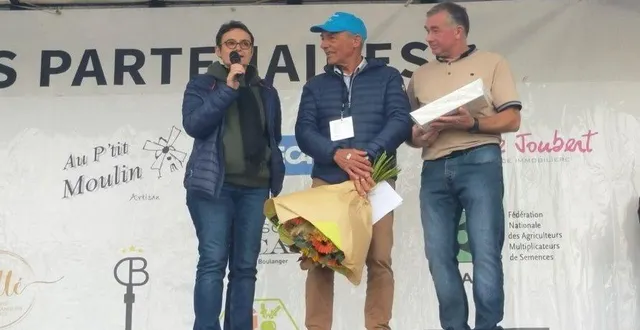 photo  alain dohin (au centre), fidèle speaker des courses et randonnées de la’titude, dont la voix et l’énergie ont rythmé les départs et les arrivées, a animé sa dernière édition dimanche 19 octobre, à andard. 700 coureurs et 400 randonneurs étaient rassemblés pour l’occasion. en 2026, l’événement se tiendra à la bohalle.  &copy;  ouest-france. 