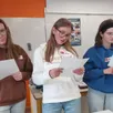 photo capucine, adèle et gésabel, lycéennes au lycée flora-tristan, ont présenté à leurs camarades ce qu’est la leucodystrophie.
