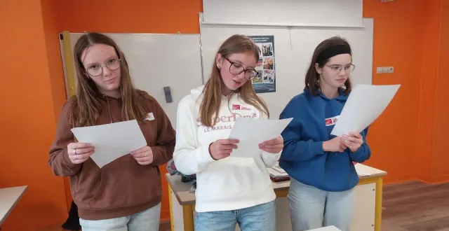 photo  capucine, adèle et gésabel, lycéennes au lycée flora-tristan, ont présenté à leurs camarades ce qu’est la leucodystrophie.  &copy;  ouest-france 