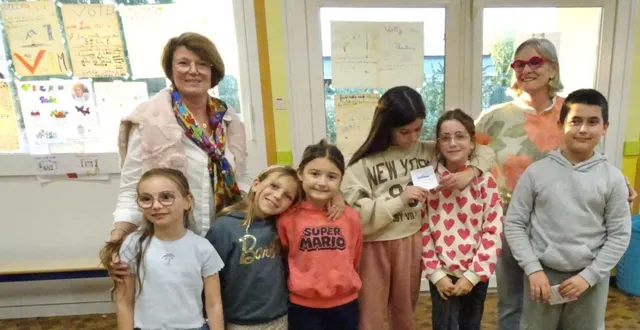 photo  maryse redureau (à gauche) et catherine tencé avec les élèves de cm1 élus au conseil municipal des enfants pour deux ans.  &copy;  ouest-france 