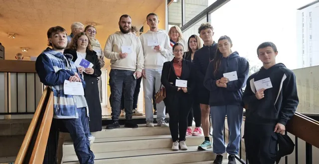 photo  une vingtaine de jeunes s’étaient déplacés pour recevoir leurs cartes.  &copy;  ouest-france 