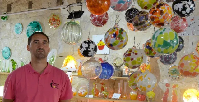 photo  nicolas pinquier, artisan verrier, propose la création de sa propre boule de noël.  &copy;  ouest-france 