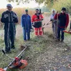 photo le groupe de débroussailleurs de l’association des marcheurs de mayet se compose d’une bonne dizaine de personnes.