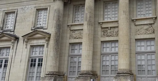 photo  guillaume bertin, secrétaire de l’association du mémorial des bunkers de pignerolle devant le château avant la visite des bunkers.  &copy;  co 