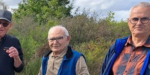 photo  michel grosbois (à droite) et d’autres bénévoles de bacr proposent aux seniors de la résidence autonomie, mais aussi aux seniors des environs, de marcher pour soutenir l’action d’octobre rose.  &copy;  co 