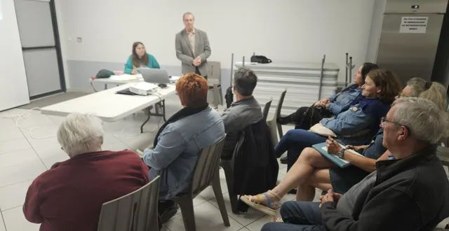 photo  debout, claude guérin, face aux responsables des associations.  &copy;  co 