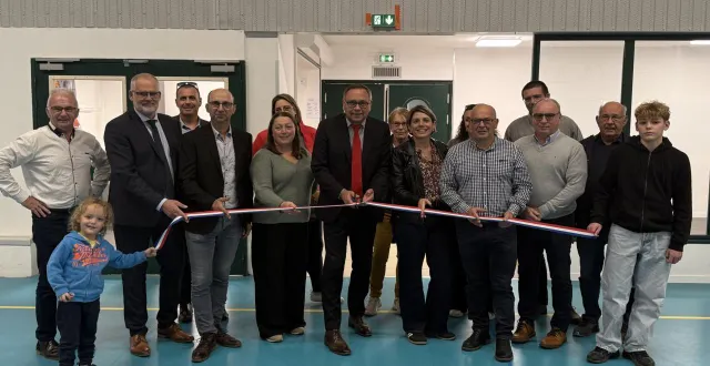 photo  les représentants de la municipalité et des associations qui utilisent la salle de la tête noire lors de la réception des travaux  &copy;  communication longué-jumelles. 