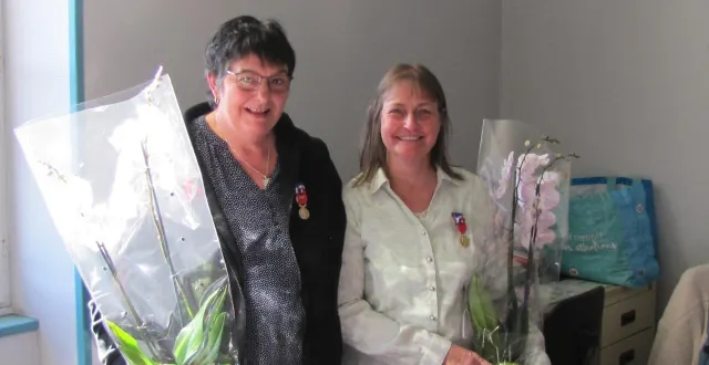 photo  brigitte moutreuil et valérie lerouge, deux auxiliaires de vie médaillées.  &copy;  ouest-france 