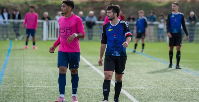 photo  comme ici contre nueillaubiers (0-1), corentin puaud (à droite) porte le brassard de capitaine de thouars foot 79 lorsqu’il évolue en d1.  &copy;  co - thomas nyd 