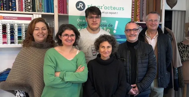 photo  de gauche à droite, nadège dekenuydt, myriam douillard, loukas berg, ewa wozniczko, mickaël jousset, maire de feneu, et jean-louis demois.  &copy;  ouest-france 