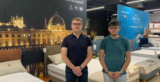 photo  frédéric huet, le gérant de la boutique du sommeil et un de ses vendeurs, thibault   &copy;  le maine libre 