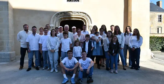 photo  la famille réunie à la sortie de l’église.  &copy;  le maine libre 