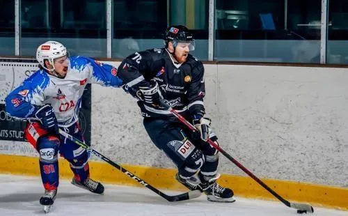 photo  les albatros ont une montagne qui se dresse face à eux.  &copy;  archive franck seurot 