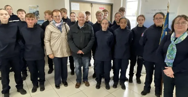 photo  les cadets de gendarmerie, promotion «gendarme frédérick françoise» avec les parents du militaire (au centre) décédé en 2006 en guyane.  &copy;  ouest-france 