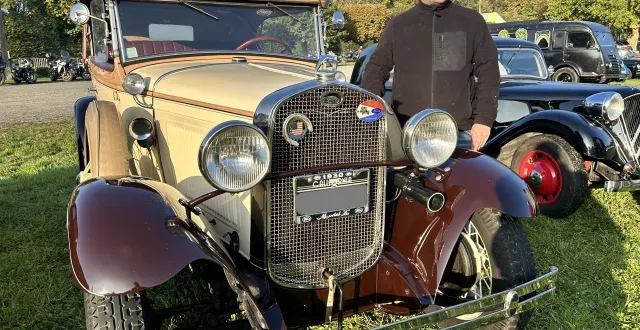 photo  tristan magiera, ici avec la ford a dont il a hérité de son grand-père, participait pour la première fois à la bourse d’échanges du club rétro décalé.  &copy;  le maine libre 