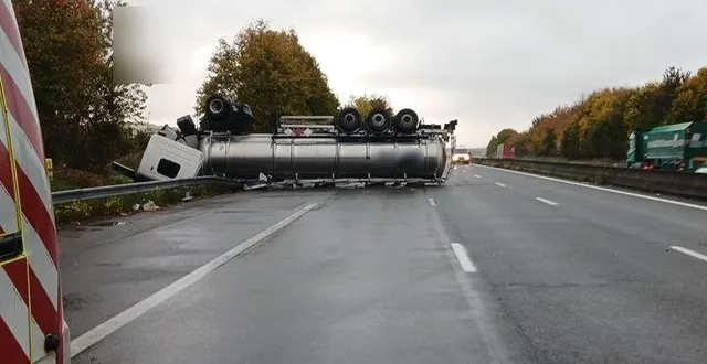 photo  la ferté-bernard, mardi 21 octobre 2025. un camion-citerne transportant des matières dangereuses s’est complètement retourné sur l’autoroute a11.  &copy;  vinci autoroutes 